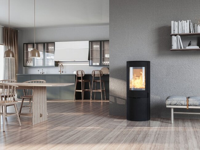 Nordpeis Kaminofen Origo mit Seitenscheiben helle Thermotte